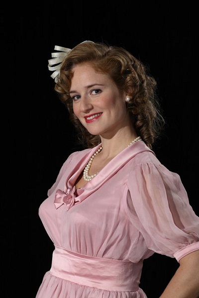 Miss Rose April dans Pills and pearls, jouée par Caroline Ferrus