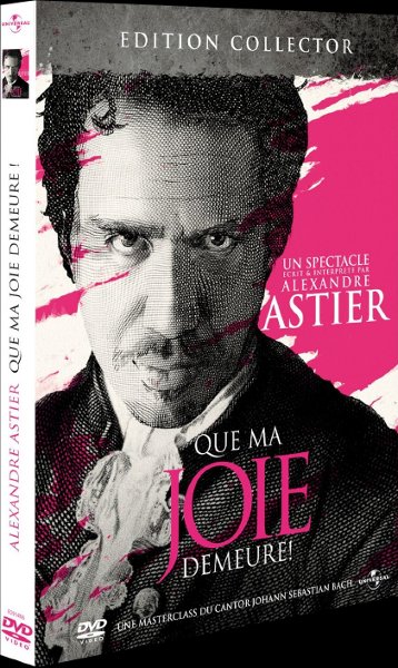 Pochette de l'édition collector du DVD de Que ma joie demeure : Alexandre Astier en Bach en noir et blanc sur fond peint en rose vif