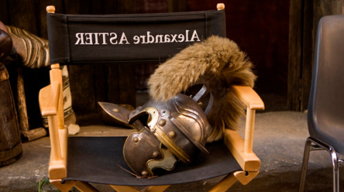 Le casque d'Arthur sur le siège d'Alexandre Astier