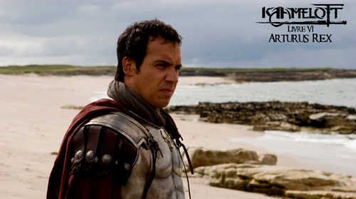 Arthur, en uniforme militaire romain, sur une plage bretonne