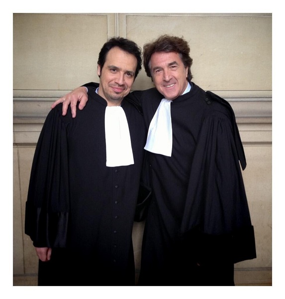 Alexandre Astier et François Cluzet en robe d'avocats sur le tournage d'Une rencontre